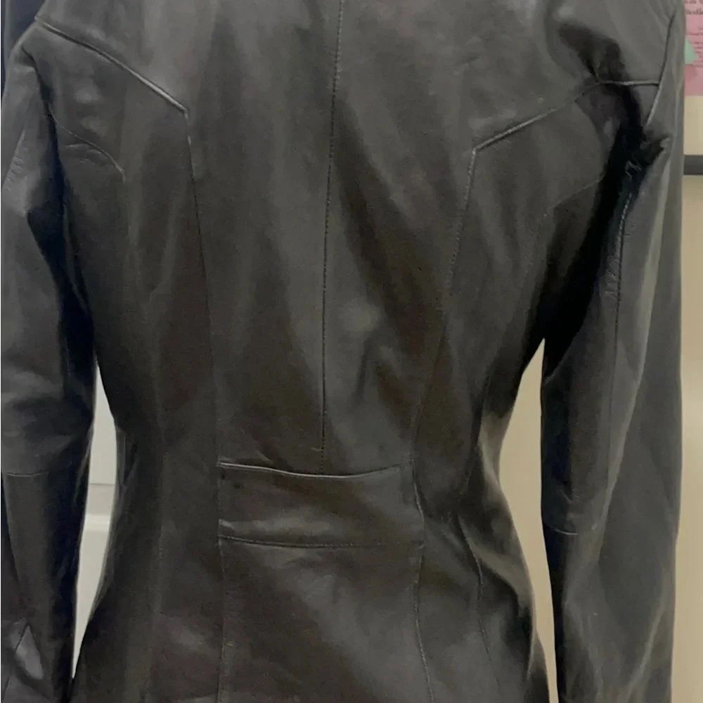 Wilson's leather 100% leather jacket is soft and shiny. Beautiful design - Picture 10 of 16